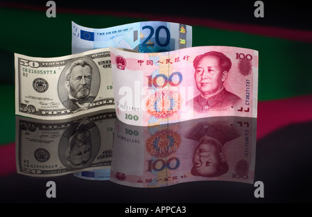 Americani e Cinesi Europen valuta il concetto di interrelazione con 50 dollari bill 100 yuans nota e 20 Euro Foto Stock