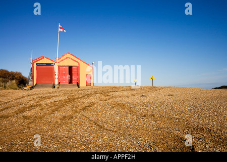 Scialuppa di salvataggio RNLI stazione in pozzetti accanto al mare sulla East Anglia Costa, Norfolk England Regno Unito Foto Stock