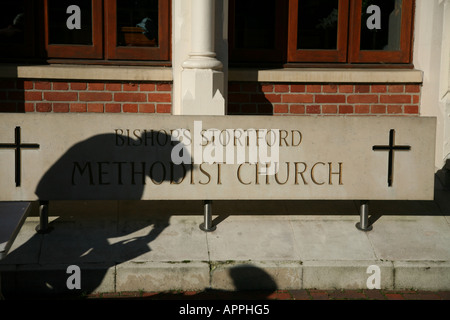 Ombra di uomini contro su una chiesa metodista accedi bishops stortford Foto Stock