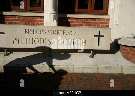 Ombra di uomini contro su una chiesa metodista accedi bishops stortford Foto Stock