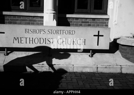 Ombra di uomini contro su una chiesa metodista accedi bishops stortford Foto Stock