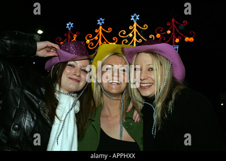 Le ragazze godono di hogmanay notte nella città di Aberdeen, Scozia, Regno Unito Foto Stock