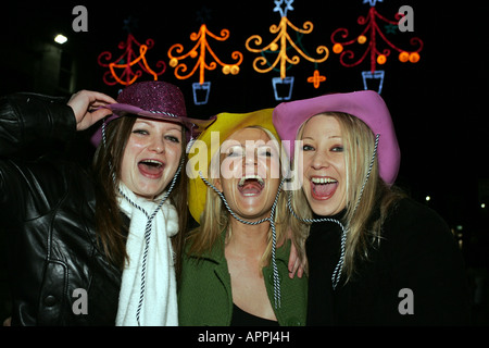 Le ragazze godono di hogmanay notte nella città di Aberdeen, Scozia, Regno Unito Foto Stock