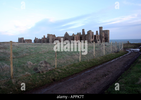 Il castello di Slains vicino Cruden Bay, Aberdeenshire, Scozia, che è detto di essere fonte di ispirazione per Bram Stoker's 'Dracula' Foto Stock