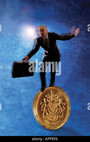 Imprenditore a piedi su UK Pound coin Foto Stock