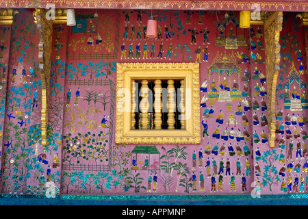 Mosaico raffigurante scene tradizionali, Wat Xieng Thong tempio, Luang Prabang, Laos Foto Stock