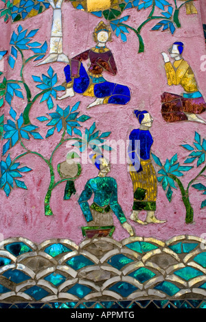 Mosaico raffigurante scene tradizionali, Wat Xieng Thong tempio, Luang Prabang Laos. Foto Stock