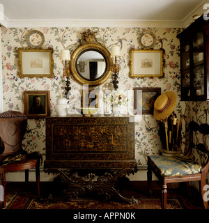 Specchio dorato sopra armadio antico in inglese cottage di campagna arredata in uno stile Vittoriano Foto Stock