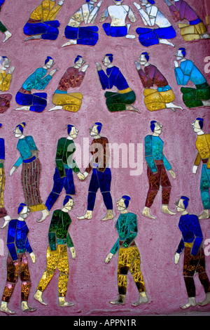 Parte di un mosaico raffigurante scene tradizionali Wat Xieng Thong tempio, Luang Prabang, Laos Foto Stock