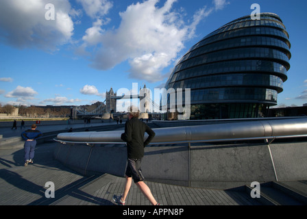 Fare jogging a Londra attorno al municipio. Foto Stock