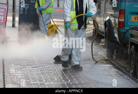 Consiglio locale di lavoratori in hi vis powerhose giubbotti di lavare la gomma da masticare off per le strade delle città di Belfast Irlanda del Nord Regno Unito Foto Stock