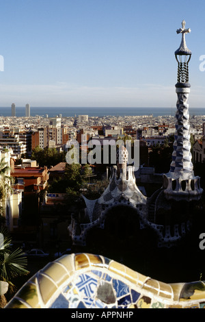 Vista dal Parc Güell, il parco progettato da Antoni Gaudi, verso la costa di Barcellona Foto Stock