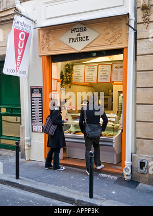 Due studenti presso il contatore di una strada sandwich shop nel Quartiere Latino di Parigi Francia, Europa Foto Stock