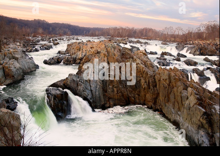 Rapide e cascate di Whitewater sul fiume Potomac presso il Great Falls Park, Virginia, USA Foto Stock