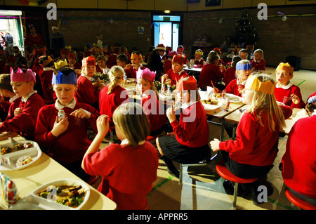 Pupilla degli studenti ragazzi girlschristmas cena mensa il pranzo di Natale della scuola inglese british istruzione colore colore insid orizzontale Foto Stock