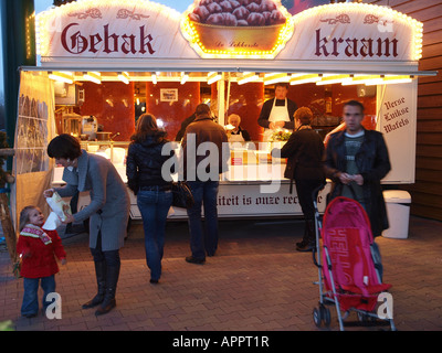 Mercato di vendita di stallo crepes intorno al tempo di Natale, Paesi Bassi Foto Stock