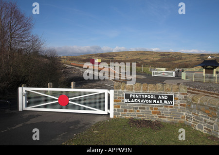 Passaggio a livello e il cancello al Pontypool Blaenavon e dalla stazione ferroviaria di Blaenavon nel Galles del Sud. Foto Stock