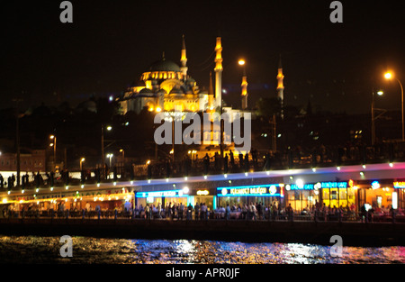 Vista del Ponte di Galata e Rustem Pasha moschea di Istanbul di Notte, Turchia Foto Stock