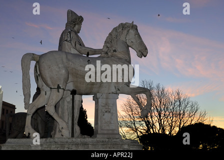 Equestre statua in marmo di ricino Dioscuro nella piazza del Campidoglio a Roma Foto Stock