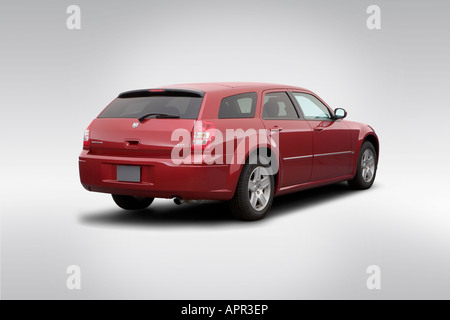 2005 Dodge Magnum sxt in rosso - angolo posteriore vista Foto Stock