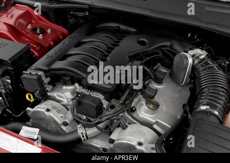 2005 Dodge Magnum sxt in rosso - Motore Foto Stock