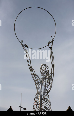 Ringraziamento scultura rotante faro di speranza da artista Andy Scott tenendo il loop aloft in ringraziamento square Belfast Foto Stock