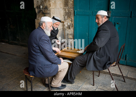 Foto di stock di tre anziani uomini arabi di giocare a Backgammon in una Gerusalemme vecchia città Alley Shot Gennaio 2008 Foto Stock