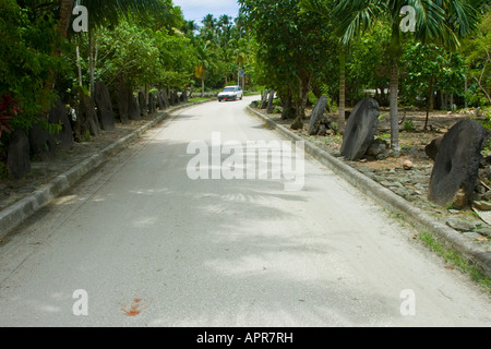 Stone Money Bank lungo la strada a Yap Island Foto Stock