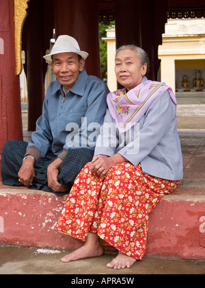 Felice di birmani anziana coppia di Bagan Myanmar Foto Stock