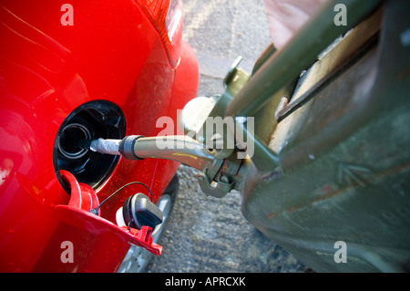 Macchina di riempimento serbatoio della benzina dalla tanica di carburante di ricambio Foto Stock