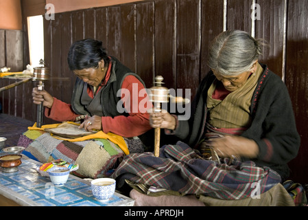 Donne tibetane la filatura la sua preghiera le ruote. Tempio buddista. Chhairo tibetano villaggio dei profughi. Circuito di Annapurna trek. Il Nepal Foto Stock