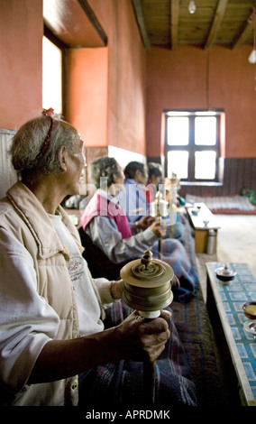 Gli uomini la filatura la sua preghiera le ruote. Tempio buddista. Chhairo tibetano villaggio dei profughi. Circuito di Annapurna trek Mustang. Il Nepal Foto Stock