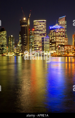 Fiume Brisbane e Brisbane in notturna Queensland Australia Foto Stock