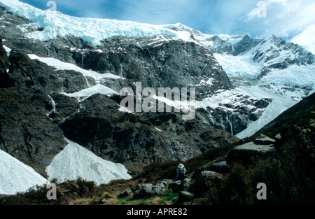 Tramper godendo il resto e vista panoramica a Rob Roy Glacier Mt Aspiring National Park Isola del Sud della Nuova Zelanda Foto Stock