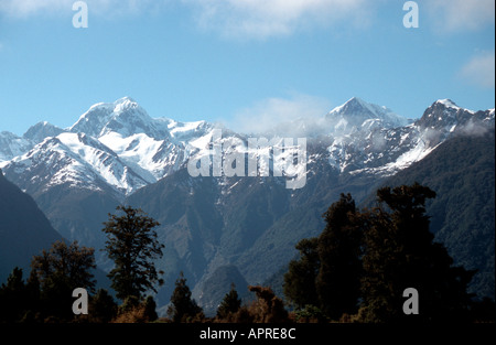 Mt Tasman e Mt Cook vista dal lago Matheson Isola del Sud della Nuova Zelanda Foto Stock