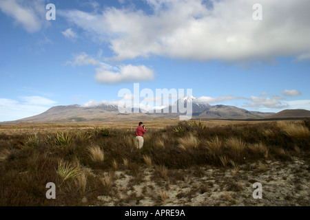 Fotografo prendendo foto panoramica al parco nazionale di Tongariro in Nuova Zelanda Foto Stock