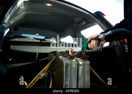 Riempire una tanica di benzina senza piombo in Repubblica di Irlanda a contrabbandare attraverso il confine per Irlanda del Nord Foto Stock