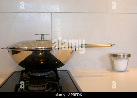 Stoviglie - acciaio inox / wok padella Foto Stock