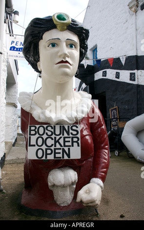 Navi Polena e oggetti nautici in banchina, Falmouth, Cornwall Foto Stock