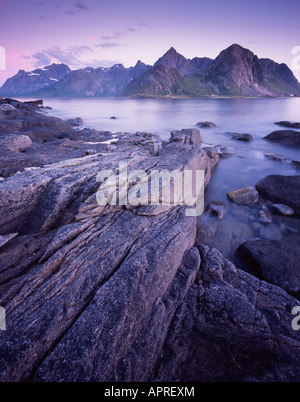 Montagne di Flakstad, Isole Lofoten in Norvegia. Foto Stock