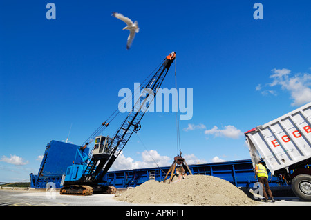 Una nave da carico è caricata con aggregato da una gru mobile sulla banchina di Bideford Harbour, Devon, Inghilterra. Foto Stock