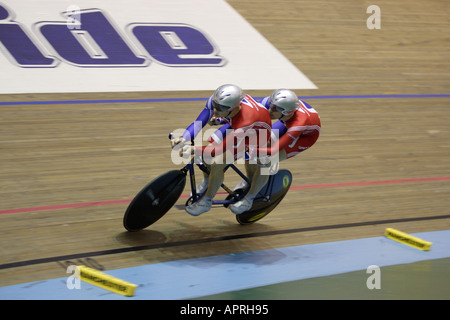 Il Paralympic World Cup 2005 Mnachester Velodrome 4 000m esercizio finale di classe B VI uomini Ian SHARPE Paolo Hunter pilota di GBR Foto Stock