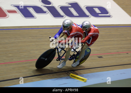 Il Paralympic World Cup 2005 Mnachester Velodrome 4 000m esercizio finale di classe B VI uomini Ian SHARPE Paolo Hunter pilota di GBR Foto Stock