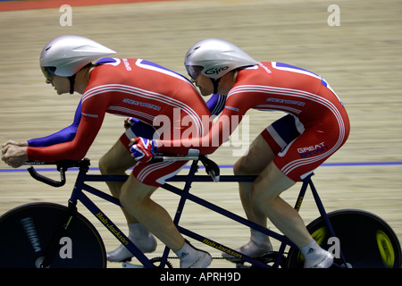 Il Paralympic World Cup 2005 Mnachester Velodrome 4 000m esercizio finale di classe B VI uomini Ian SHARPE Paolo Hunter pilota di GBR Foto Stock