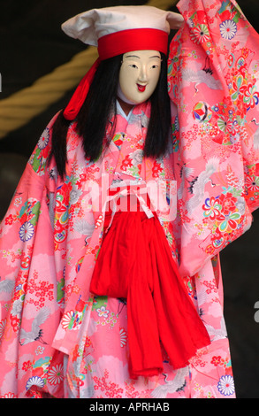 Prestazioni della tradizionale danza Shinto Kagura Iwato nella Prefettura di Kumamoto in Giappone. Foto Stock