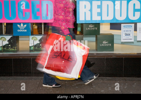 Jodi Anne (MR) con gli elementi di ridotta, negozi al dettaglio, Shoppers, borse per lo shopping e occasioni di vendita, donna la spesa per il mese di gennaio le vendite, Dundee, Scotland, Regno Unito Foto Stock