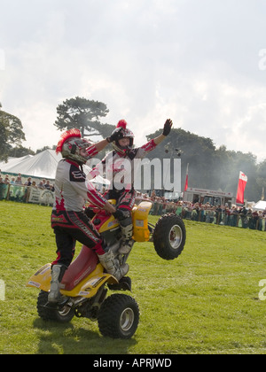 Due piloti stunt facendo un'impennata su di una moto quad a Stokesley Agricultural Show 2006 Foto Stock