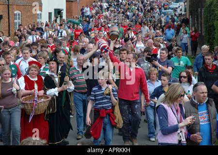 Bottiglia Hallaton calci processione del Lunedì di Pasqua, Hallaton, Leicestershire, England, Regno Unito Foto Stock