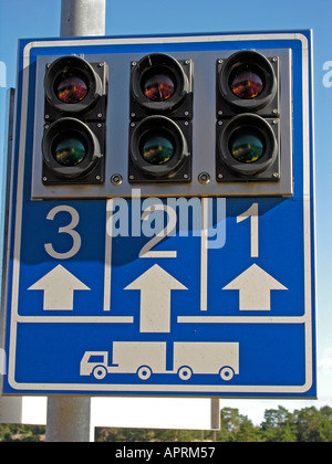 Informazioni decalcomania con semaforo e la foto di un camion per la pista di destra Foto Stock