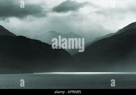Sul lago Wakatipu e sulle montagne di Thomson durante le tempeste di Isola del Sud della Nuova Zelanda Foto Stock